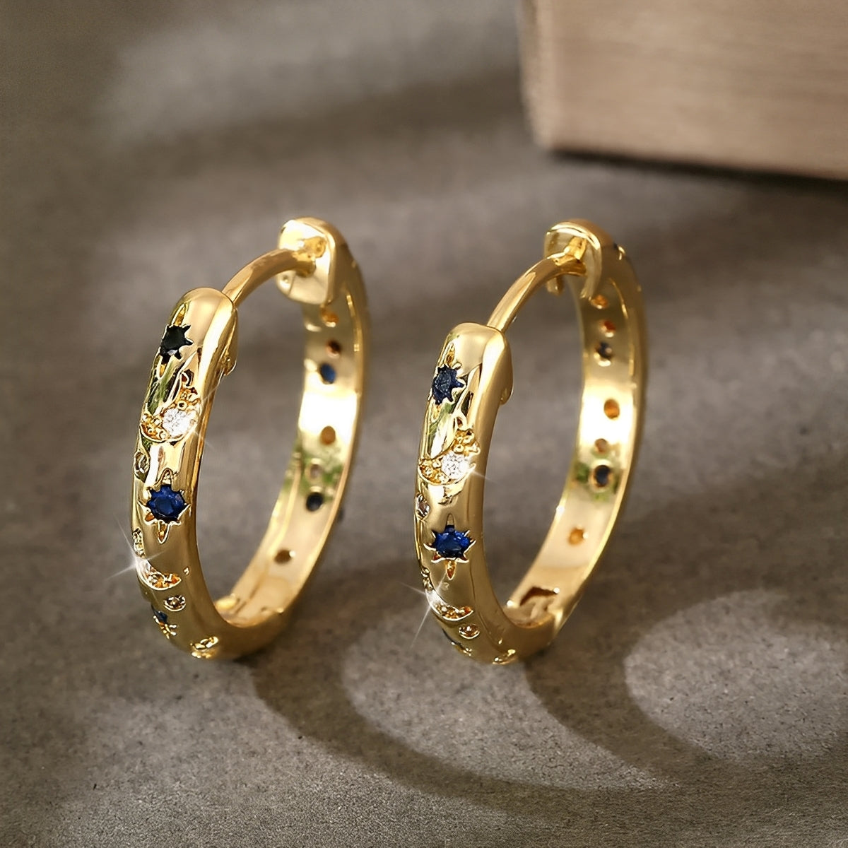 Maelis – Créoles vintage dorées avec zirconia bleue