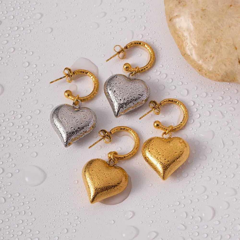 Liza – Boucles d'oreilles pendantes en forme de cœur dorées