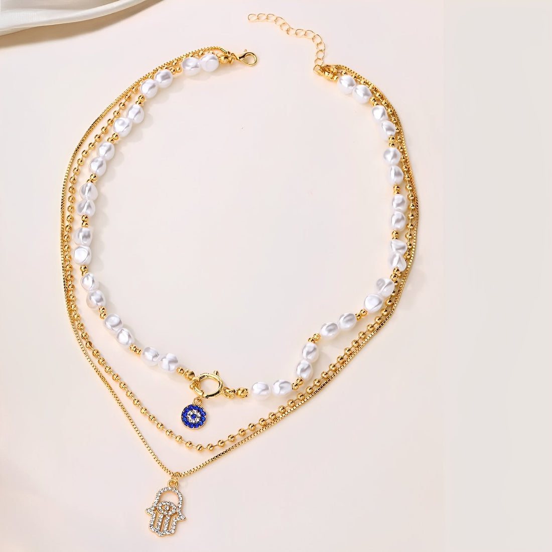 Nadia – Collier avec plusieurs rangées de perles et main de Hamsa