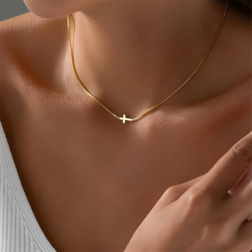 Aurora – Collier avec petit pendentif de croix