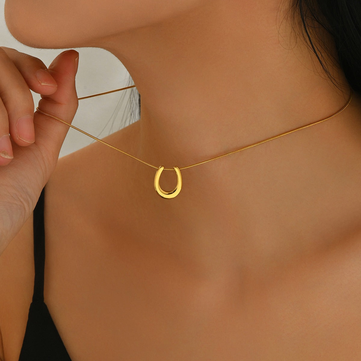 Caitlin – Collier en forme de fer à cheval plaqué or comme amulette de chance