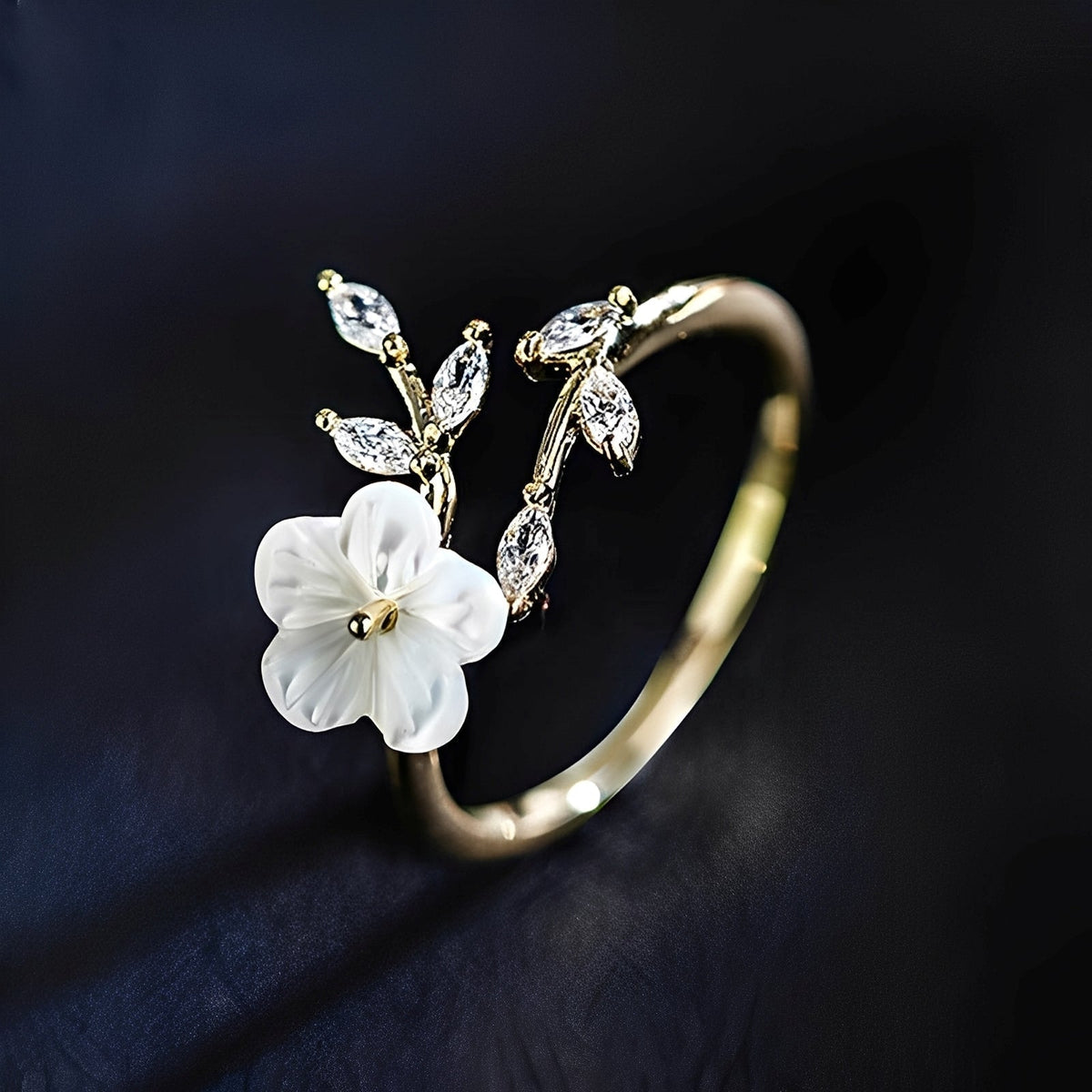 Mayla – Bague florale avec fleurs blanches et zirconias
