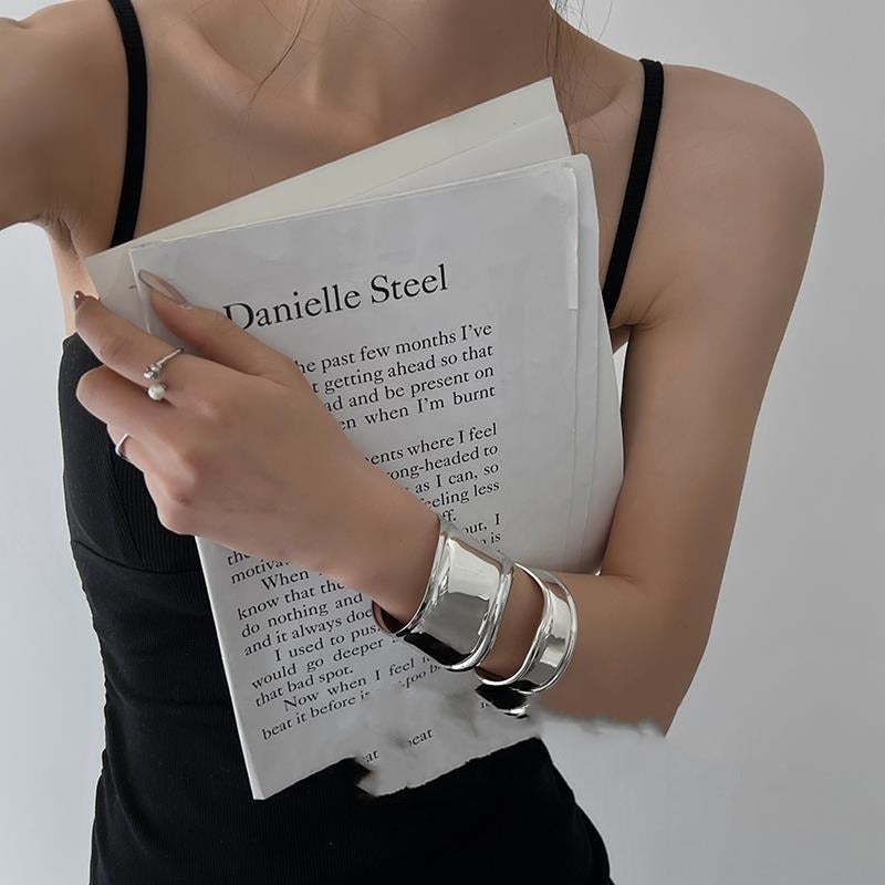 Daria – Bracelet large en métal