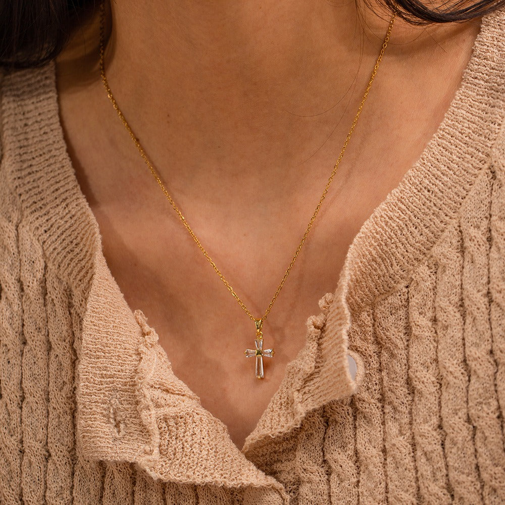 Mae – Collier doré avec croix de zircon