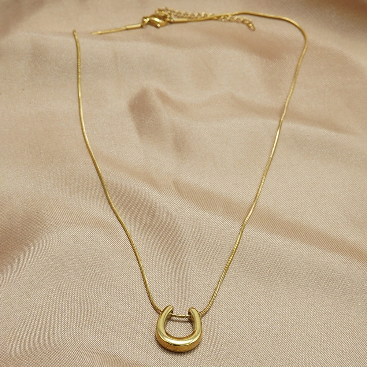 Caitlin – Collier en forme de fer à cheval plaqué or comme amulette de chance