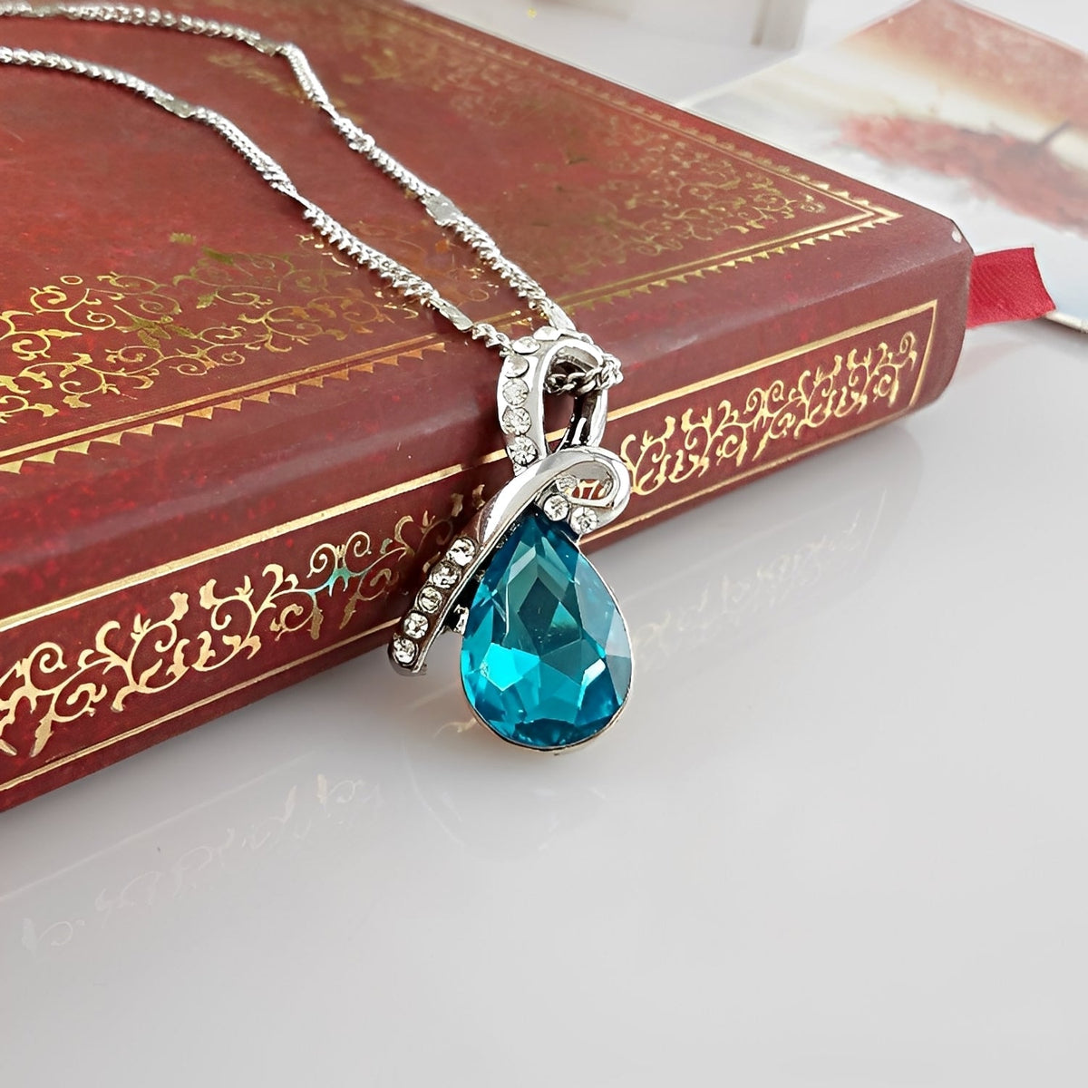 Pilar – Collier en cristal brillant en or blanc