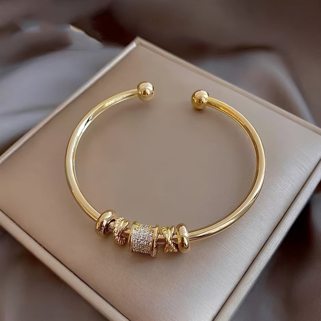 Amalia – Bracelet ajustable avec charms dorés