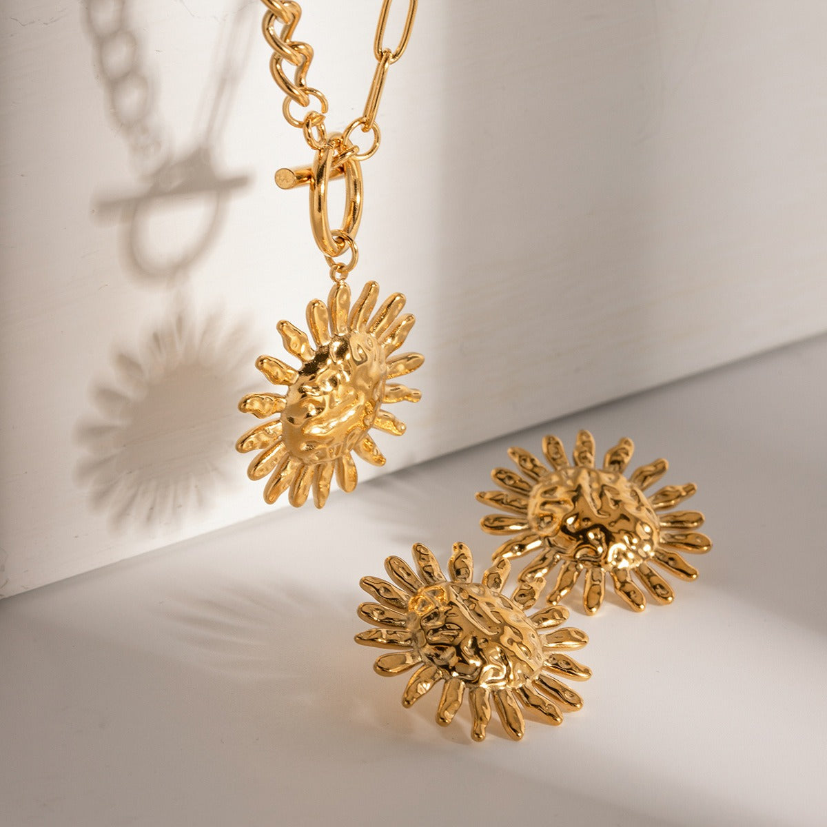 Milly – Collier statement fleur de tournesol dorée