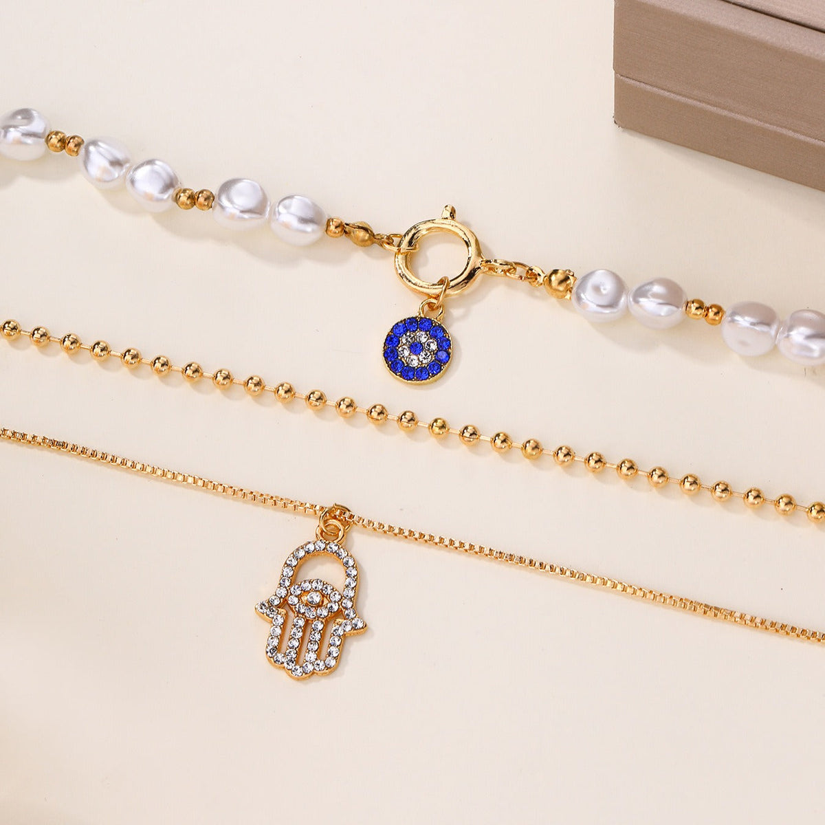 Jade – Collier de perles à plusieurs niveaux et Hamsa