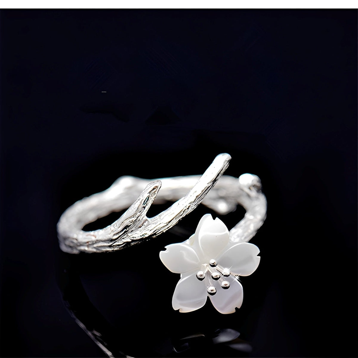 Lilou – Bague vintage ajustable avec fleur blanche