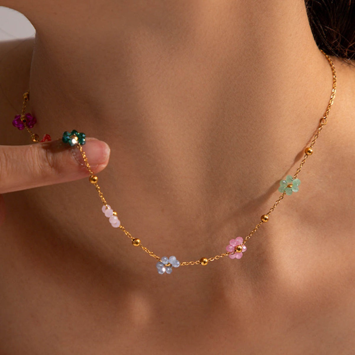 Karylle – Collier doré avec petites fleurs colorées