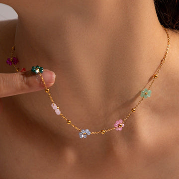 Karylle – Collier doré avec petites fleurs colorées