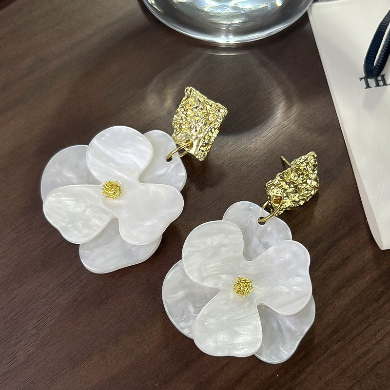 Kai – Boucles d'oreilles pendantes en fleurs en or