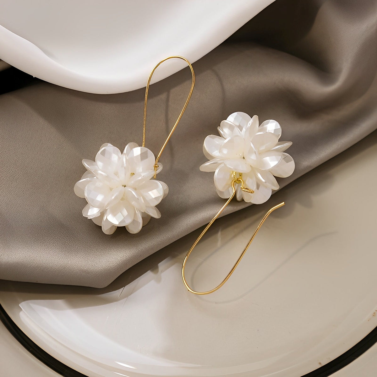 Florina – Boucles d'oreilles en fleurs blanches avec charme naturel