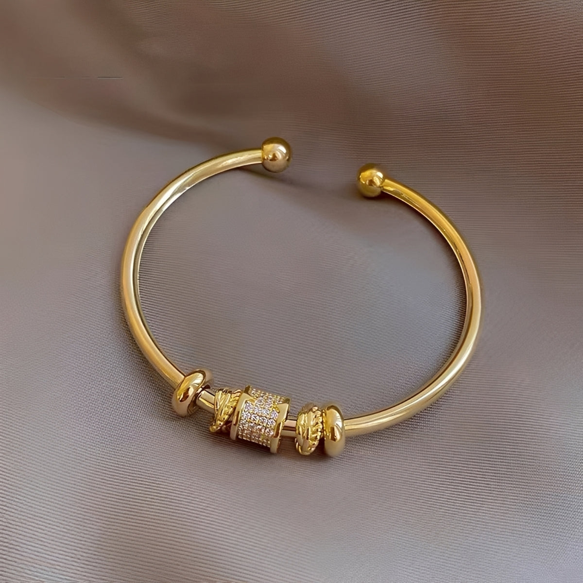 Amalia – Bracelet ajustable avec charms dorés