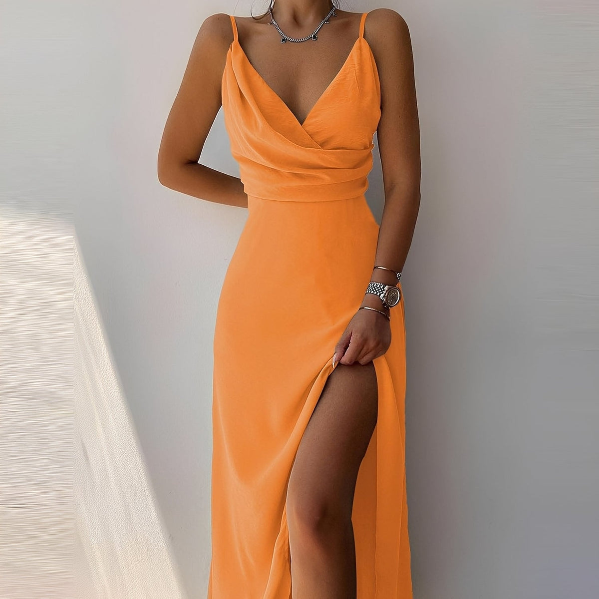 Angela - Robe chic à bretelles avec fente pour femmes