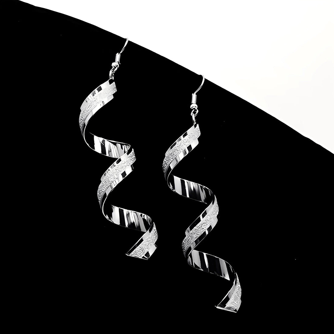 Jia – Boucles d'oreilles spirales en argent brillantes
