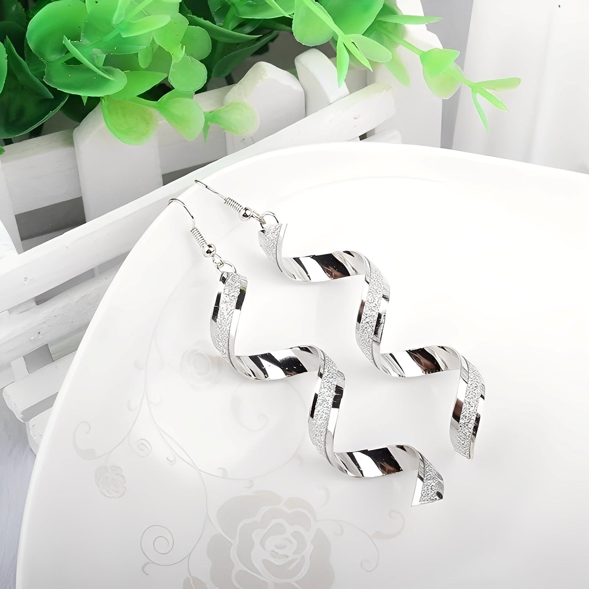 Jia – Boucles d'oreilles spirales en argent brillantes