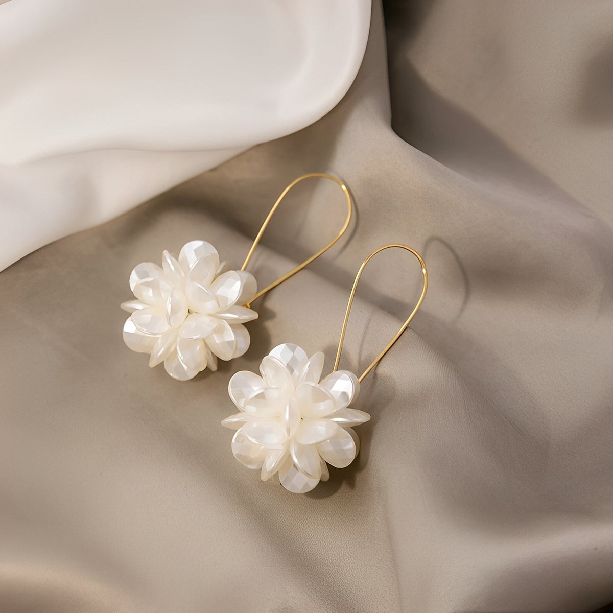 Florina – Boucles d'oreilles en fleurs blanches avec charme naturel