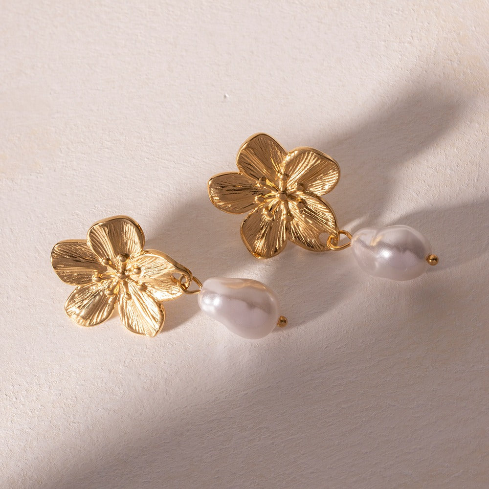 Ember – Boucles d'oreilles création florale avec perles dorées