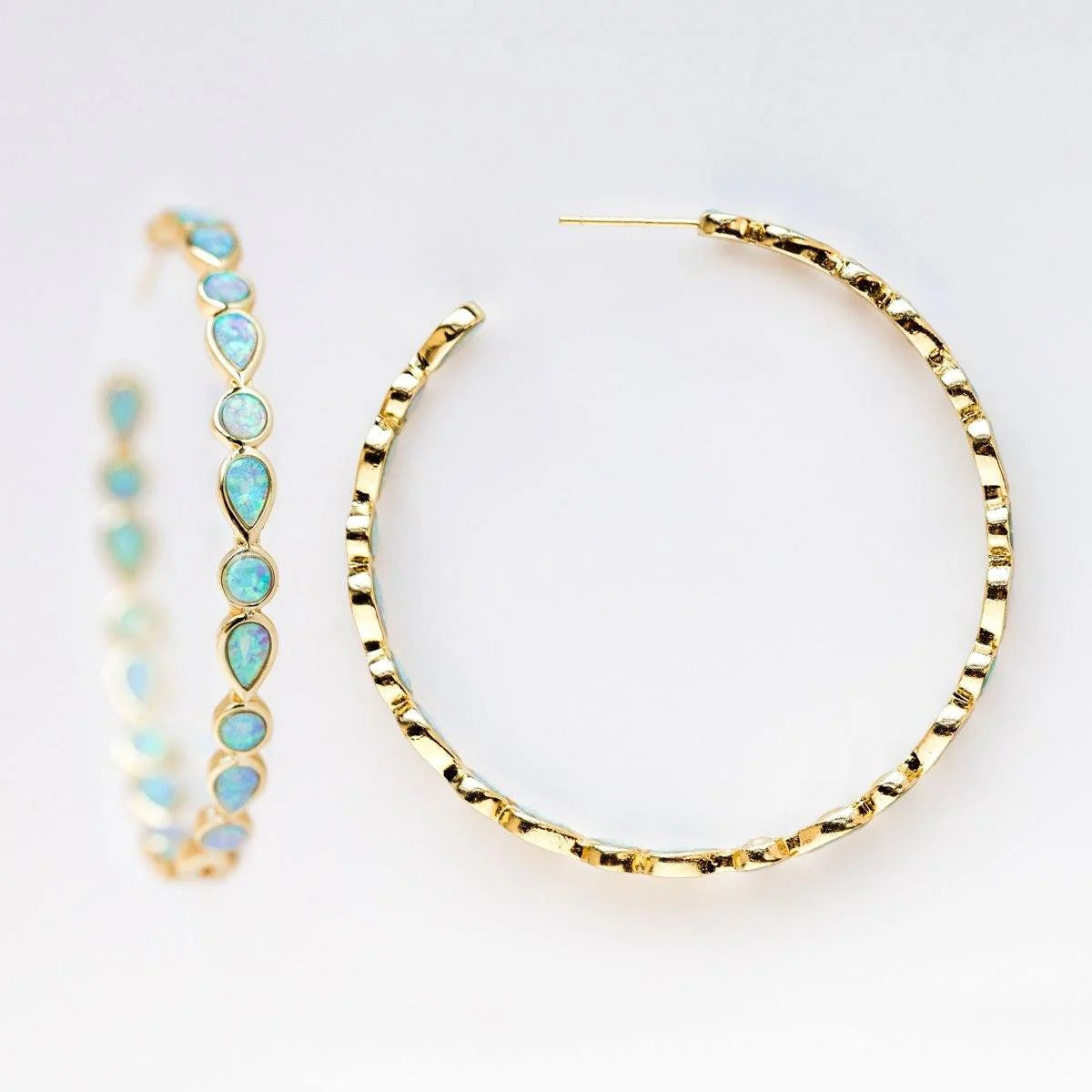 Raya – Boucles d'oreilles vintage dorées avec opale bleue