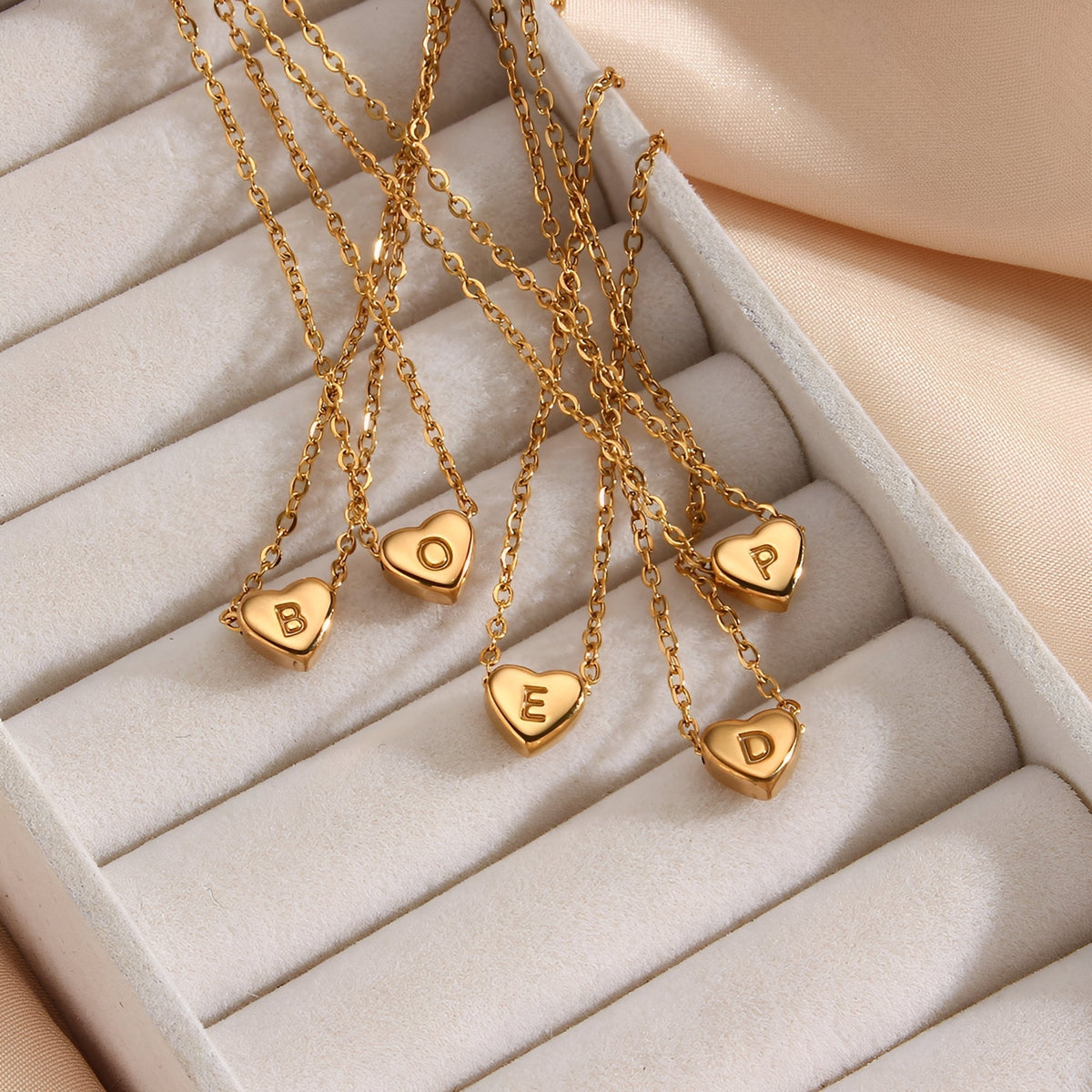 Amora – Collier avec Initiales en Forme de Cœur Plaqué Or