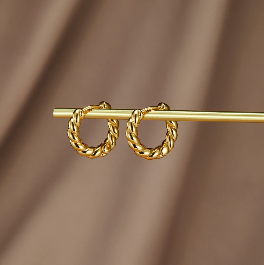 Orhyl – Boucles d'oreilles dorées torsadées