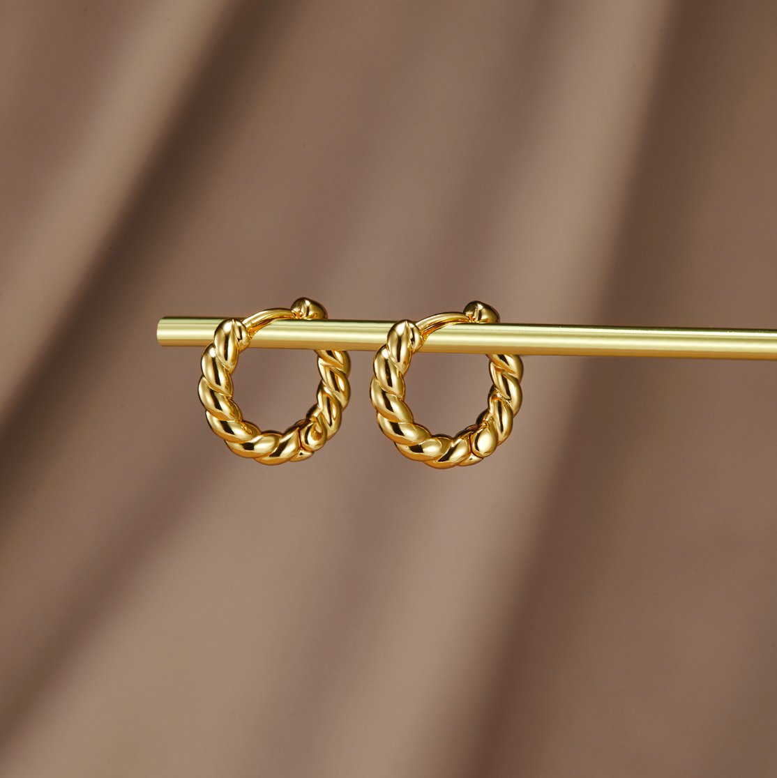 Orhyl – Boucles d'oreilles dorées torsadées