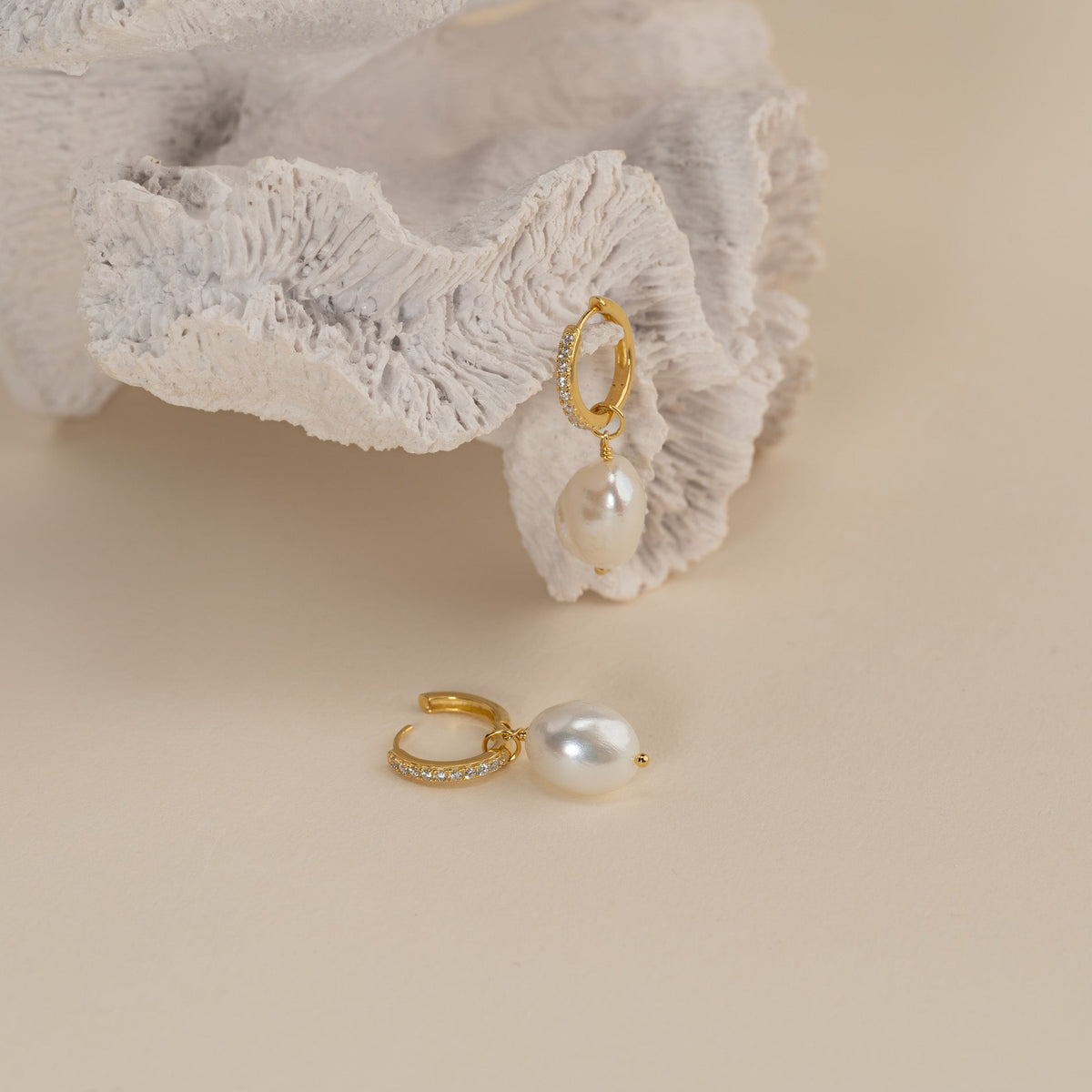 Wella - Boucles d'oreilles créoles en zircon doré avec perles