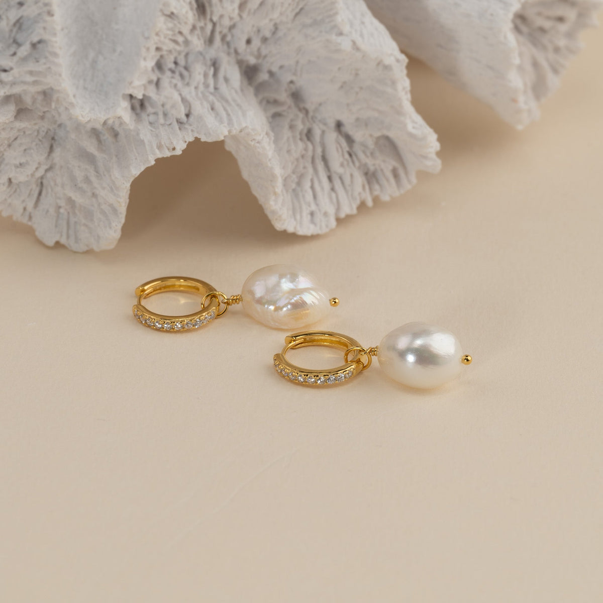 Wella - Boucles d'oreilles créoles en zircon doré avec perles