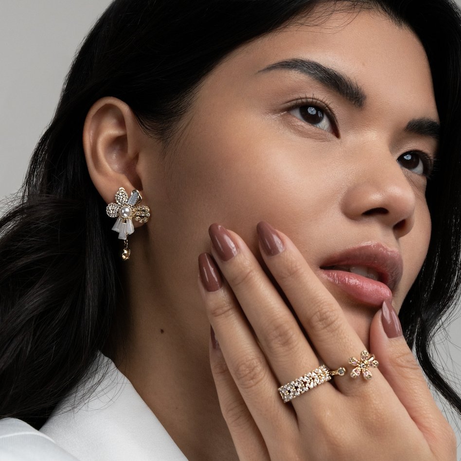 Boucles d'oreilles en fleurs de perles et franges en cristal