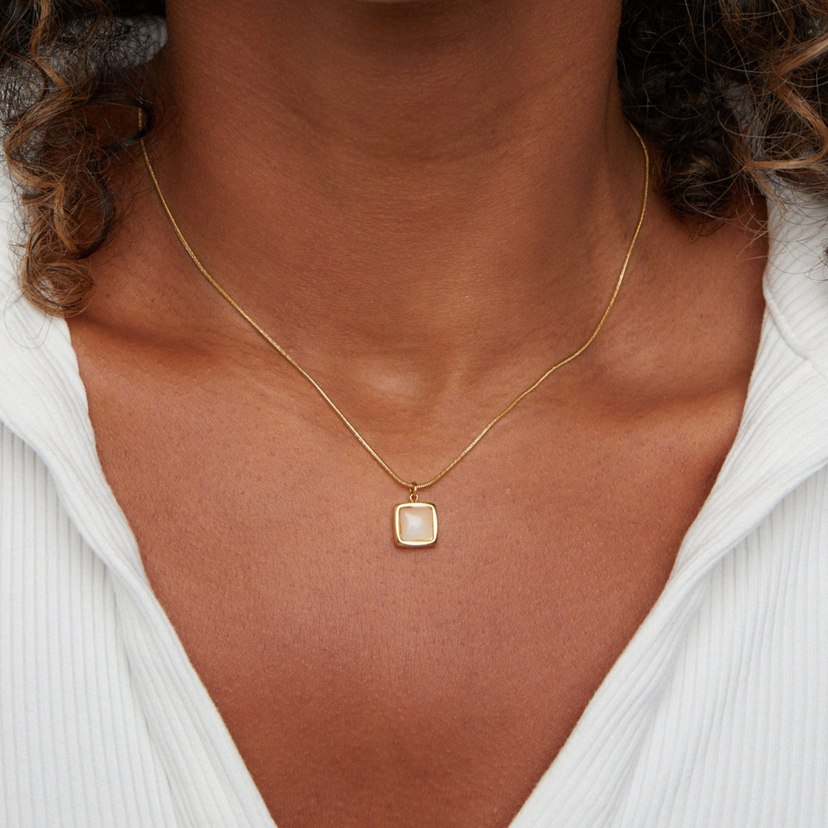 Riva – Collier avec pendentif de pierre de lune irisée