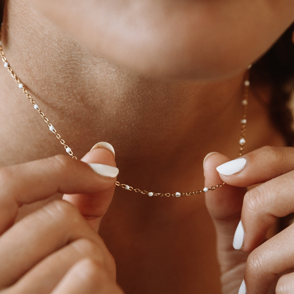 Isla – Collier avec Perles Blanches Émaillées