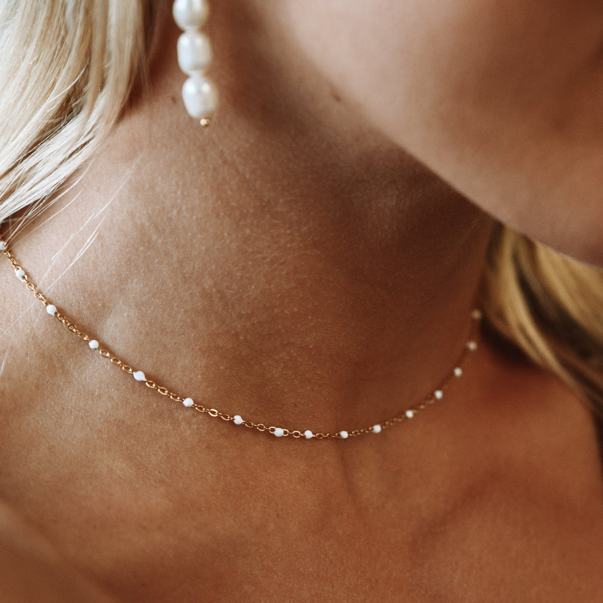Isla – Collier avec Perles Blanches Émaillées