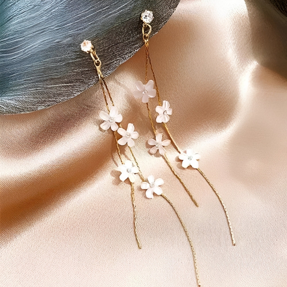 Boucles d'oreilles en fleurs blanches avec fils dorés