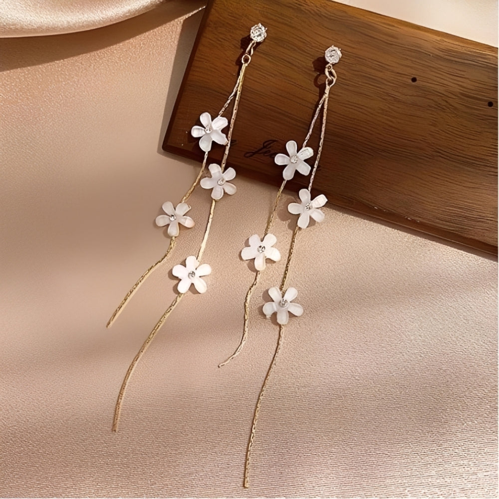 Boucles d'oreilles en fleurs blanches avec fils dorés