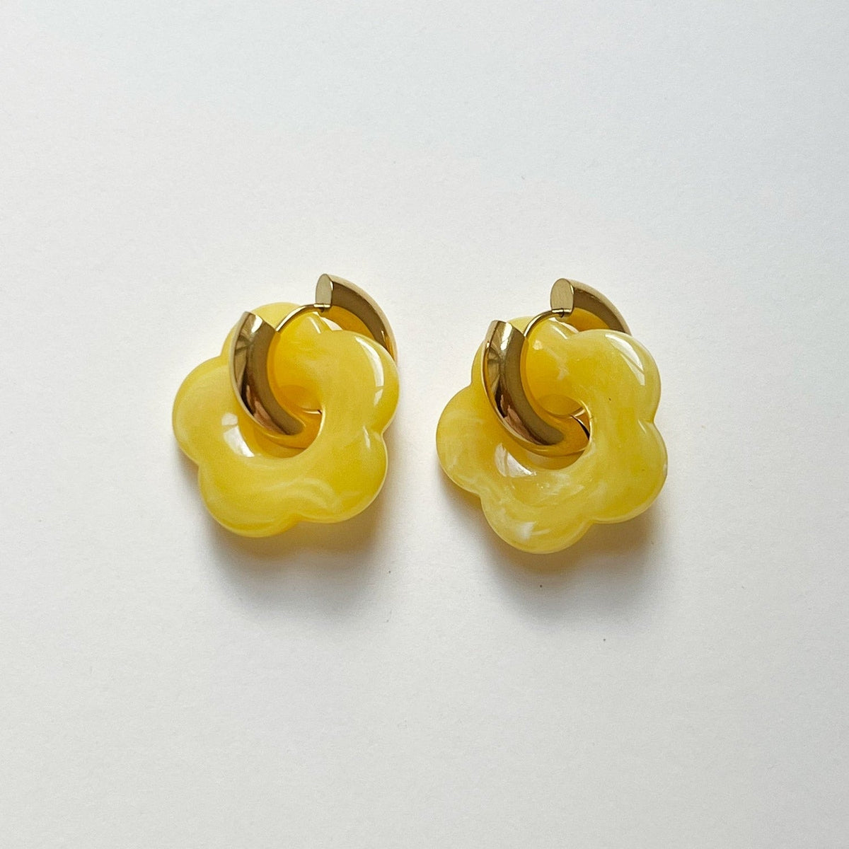 Anneaux de donut jaunes avec pendentif de fleur